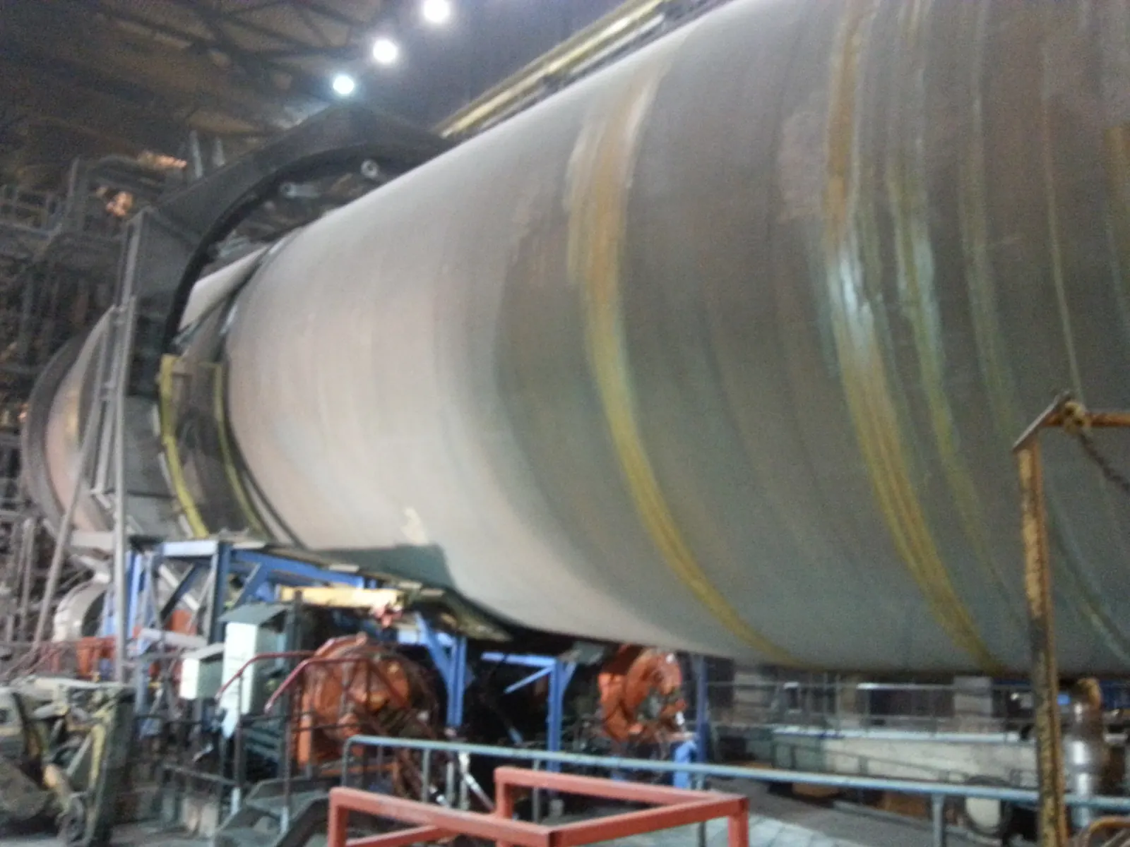 Forno rotativo de grande diâmetro com o conjunto de acionamento em primeiro plano