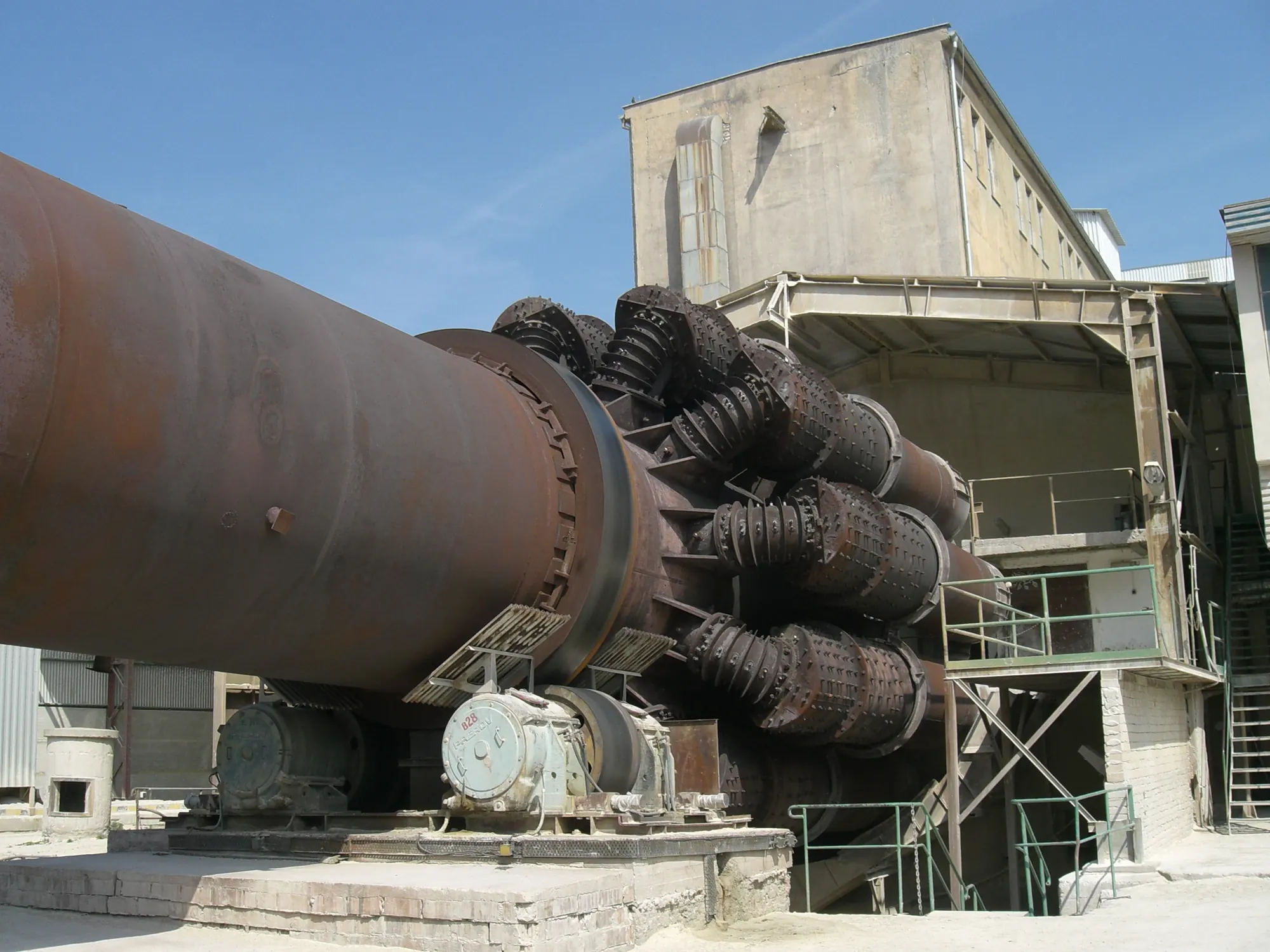 Forno rotativo de cimento com resfriadores satélites na saída