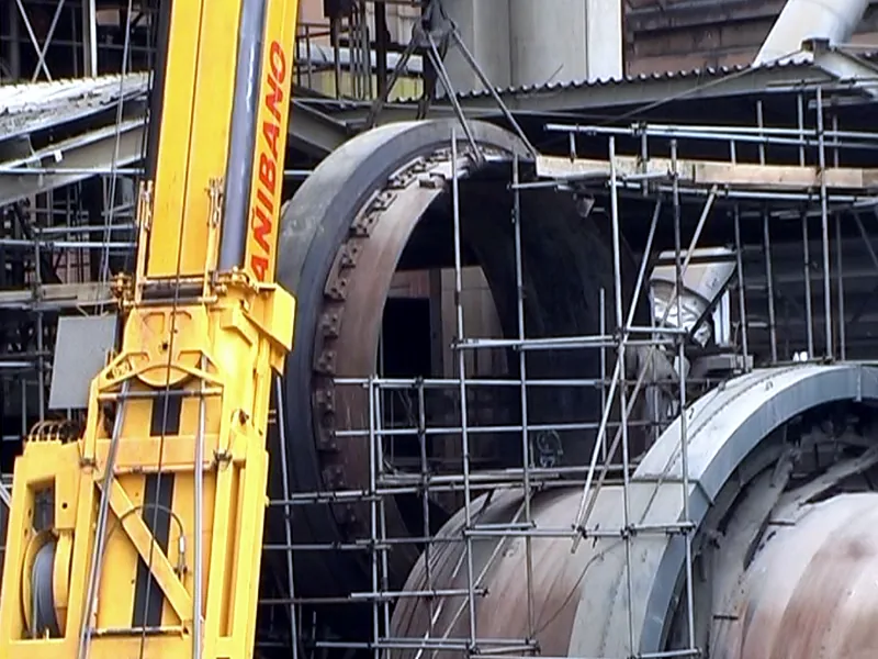 Guindaste e andaimes no forno durante uma grande parada